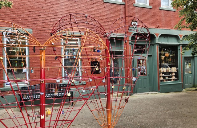 Historic Downtown McConnelsville Apt, Overlooking Locks of Love Sculpture