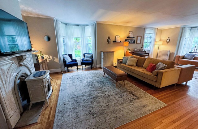 Historic Downtown 6BR Home + Walk to River, Lake & Dining