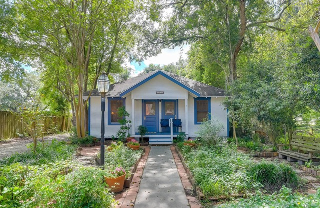 Historic Downtown Alvin Cottage Near Eats & Shops!