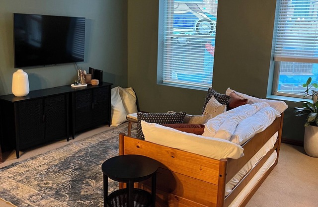 Historic Downtown Apt, Algoma Suites #1 - Sleeps 4
