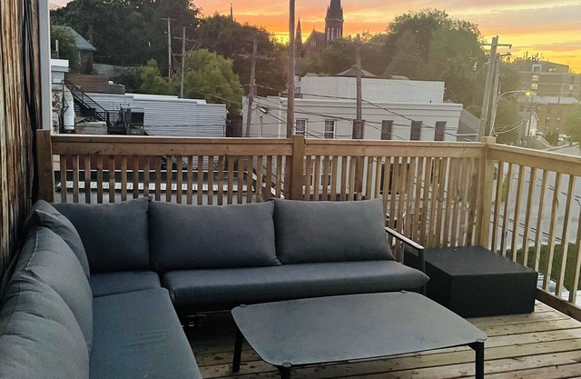 Historic Downtown Apt w/Rooftop Patio