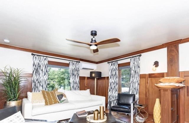 *Historic Downtown Bungalow *Firepit *Hot Tub *BBQ
