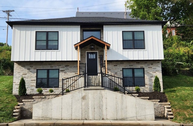 Historic Downtown Hermann Getaway-Walk to Wineries, Shops and Restaurants!