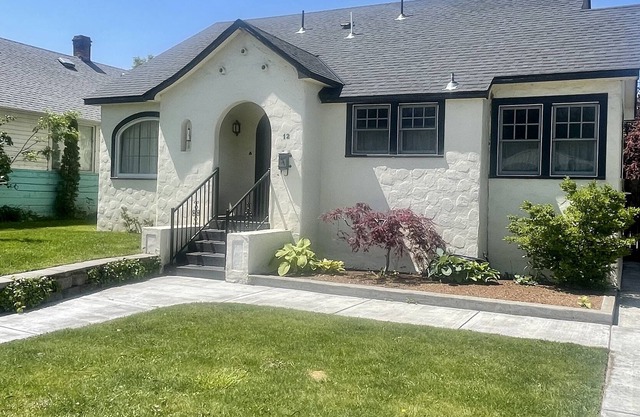 Historic Downtown Kennewick home with large private backyard