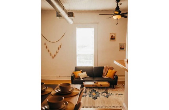 Historic Downtown Loft: King bed, FREE parking