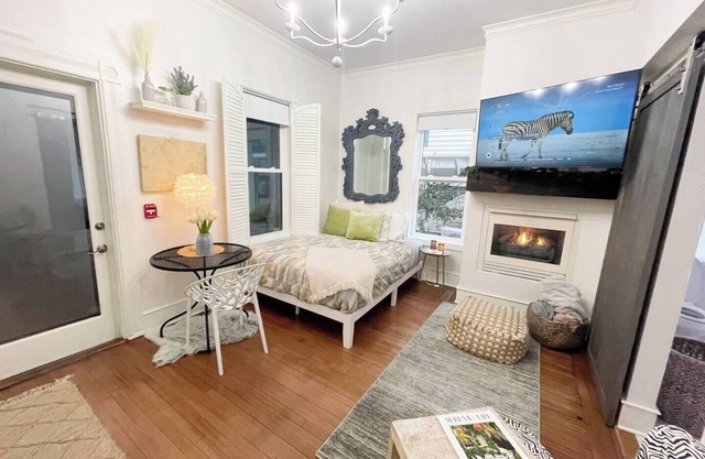 Luxury Studio with spa like bathroom in enchanting historic downtown Delafield