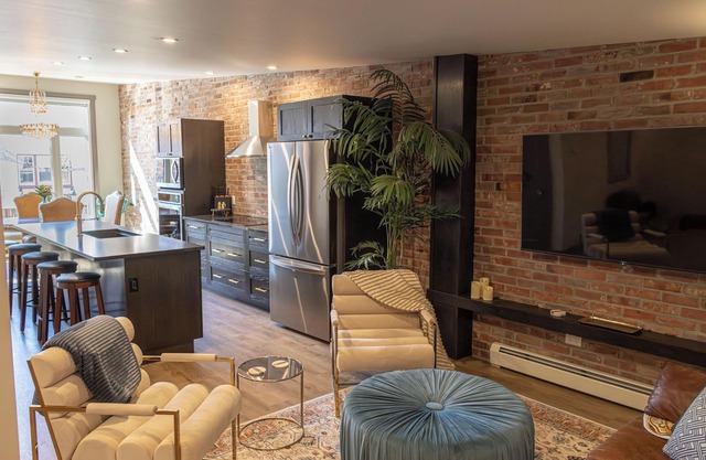 Historic Downtown Luxury Suite