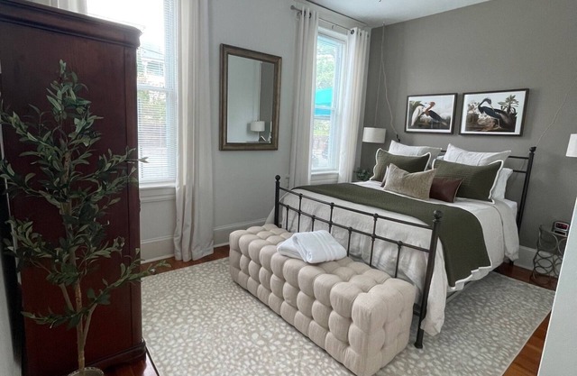 Downtown Suite, Möbliert, 1- Schlafzimmer / 1 Bad, trainieren Sie Zimmer