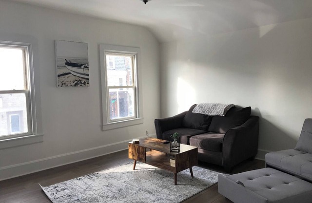 Historic downtown upper loft. 6 blocks to the beach 🌊