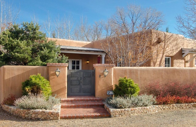 HISTORIC EAST SIDE ~ Warm und einladend, alle neuen Möbel, Walk to Canyon Road.