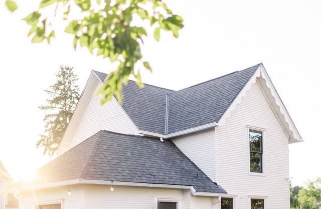 Historic Farmhouse Walking Distance to 3rd Street - Fire Pit, Cornhole, BBQ