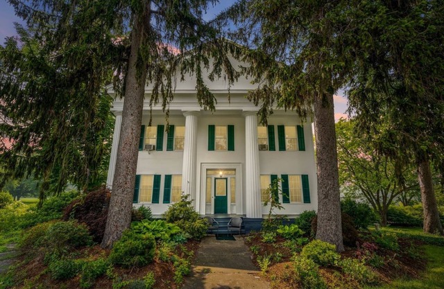 Historic FLX Colonial | 20 mins to Ithaca | Pond