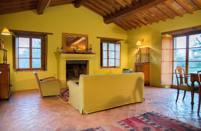 Historisches, voll restauriertes Borgo mit Kirchlein, weiter Natur und Badesee