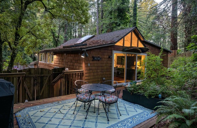 Historic Getaway in the Redwoods (with Hot Tub!!)