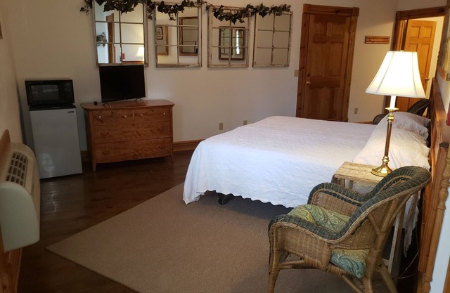 Historic Hardware Inn with River Views: Suite 103