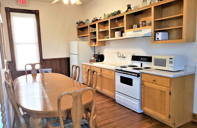 Historic Hardware Inn with River Views: Suite 200