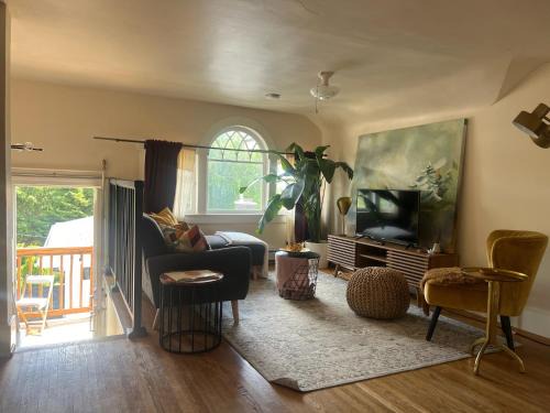Historic Hideaway 1912 Mansion Loft with Timeless Character