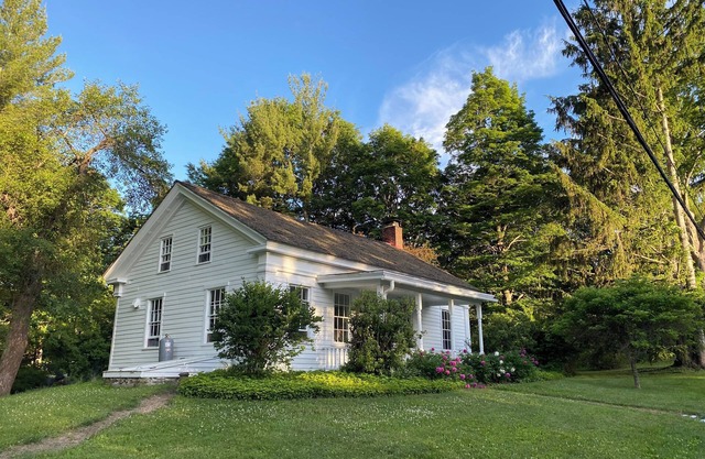 Historic home in country hamlet. 30 min to Tanglewood, Hudson, Berkshires + more