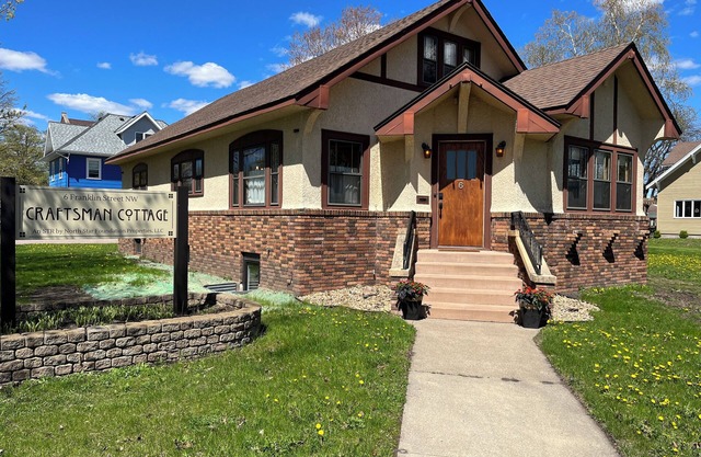 Historic home in downtown. Walkable. 7 beds. Wedding prep area available!