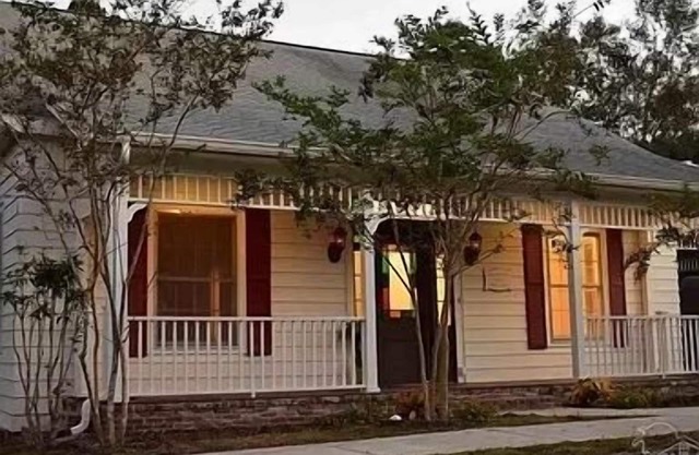 Historic home in downtown / walking distance to restaurants and local breweries