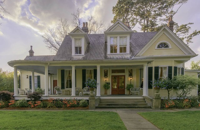 New! Historic Victorian Home on Mississippi River Bluff Nestled Under Live Oaks