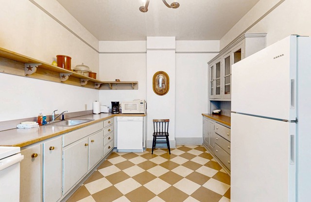 Historic home with Puget Sound views, walk to ferry & Fort Casey State Park