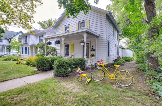 Historic Home with Sunroom - 5 Mi to Lambeau Field!