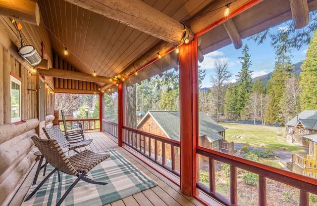 Historic Hoover Cabin in McKenzie Bridge near Loloma Lodge and Tokatee Golf Club