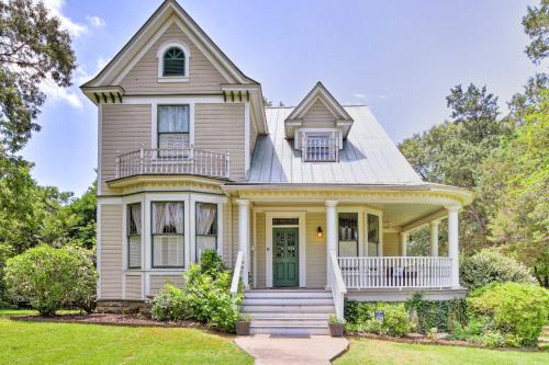 Historic Hot Springs Home Less Than 1 Mi to Oaklawn!