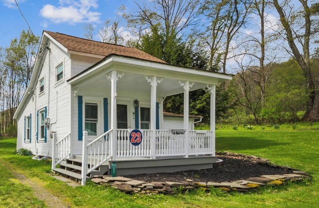 Historic house - Cottage - 4.5 mi to Dreams Park + Grill + Fire Pit
