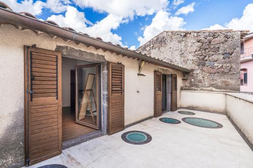 Historic House in Seneghe , A Refuge of Peace between History and the Sea