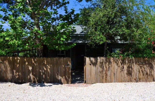 Historic house located 10 min to 50 wineries, parks, shopping and Zagat dining.
