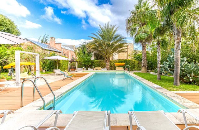 Historisches Haus mit Pool und mediterranem Park (A)