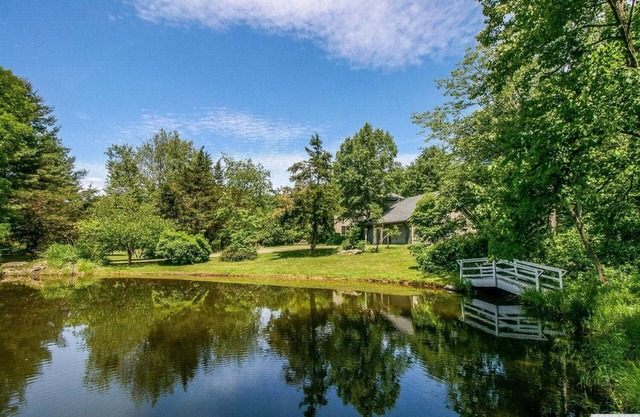 Historischer Hudson Valley Barn Complex mit entspannendem Gelände