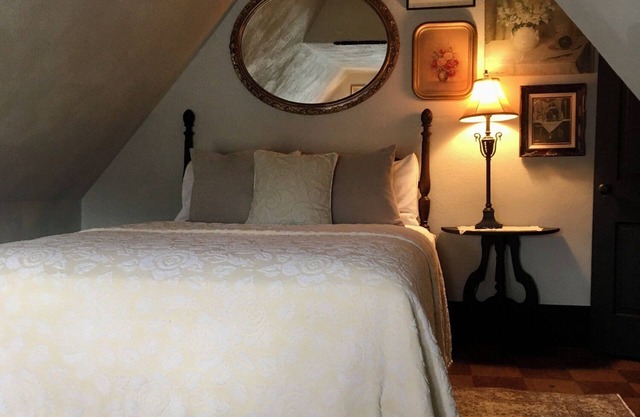 Bed and Breakfast 2.5 miles from the New River Gorge National Park!