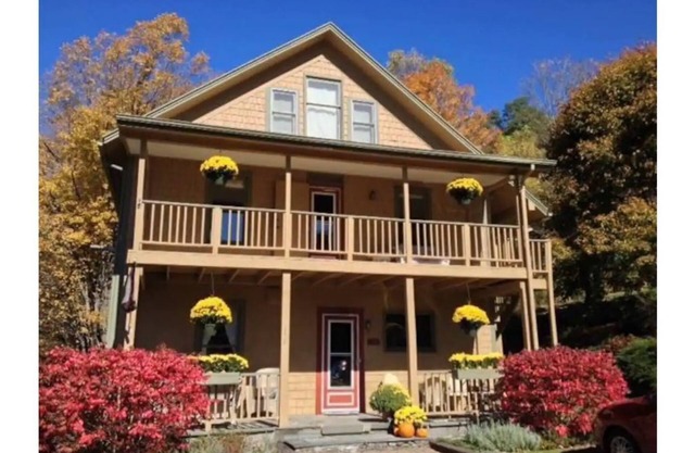 Historic Inn Rental, Great Location & Spacious