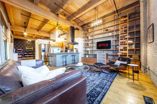 Historic JD Loft, Near ICE District, Rogers Place, UG Parking