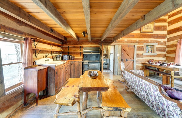 Historic Jonesborough Cabin w/Fire Pit & Grill!