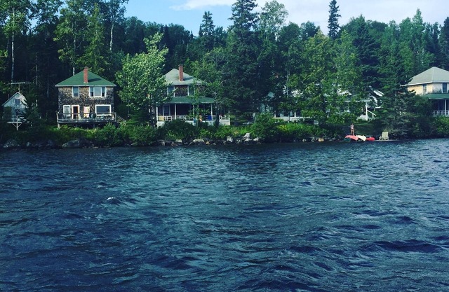 Compuesto familiar histórico frente al lago, 6 cabañas, 17 habitaciones, capacidad para 32+; Único