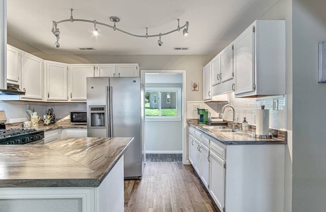Historic Lebanon - 2 bed, 2 bath house. Wi-fi, AC, kitchen, laundry