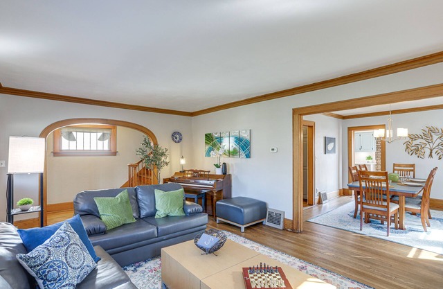 Historic Lorain Home: Walk to Lake Erie!
