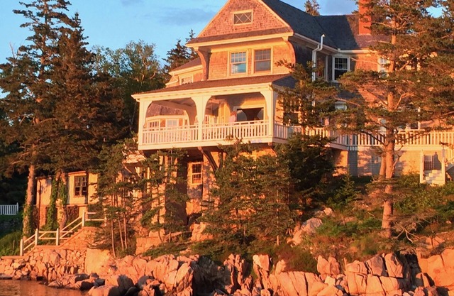 Historic Maine Summer Cottage with private beach, 8BR, 3BA