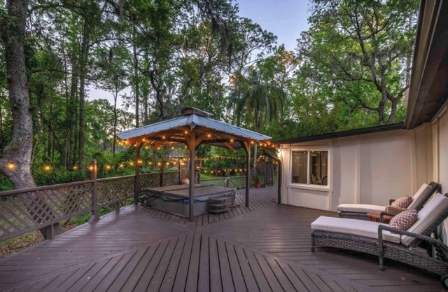 Historic Mandarin Private estate modern farmhouse nature lovers.Events for Fee.