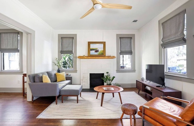 Historic-Modern 2bdrm Bungalow by Daffin Park & Savannah Bananas