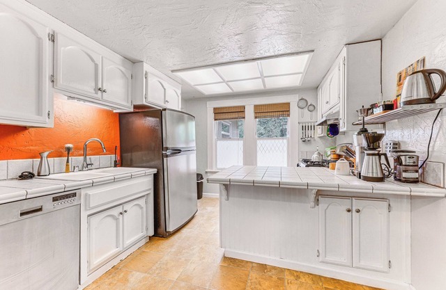 Historic Napa Home w/Fenced Yard & Fire Pit!