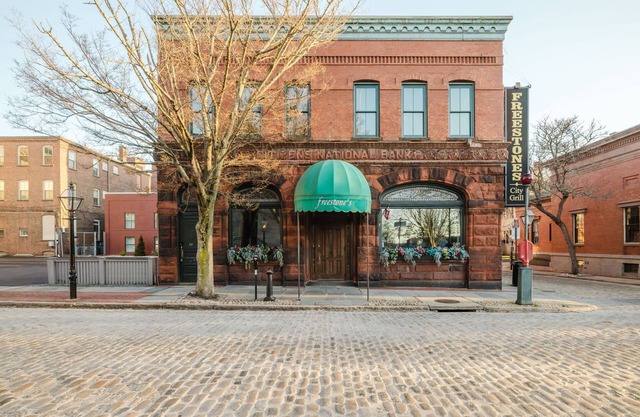 Historic New Bedford Henry’s on William! 4 Bedroom