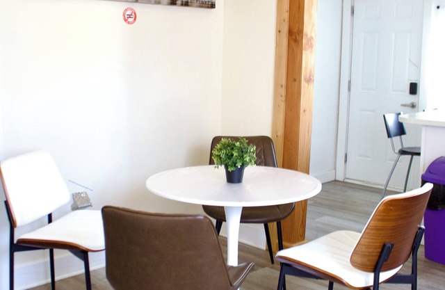 Downtown Sacramento Apartment Free Parking 3-Bed-1 Bath.