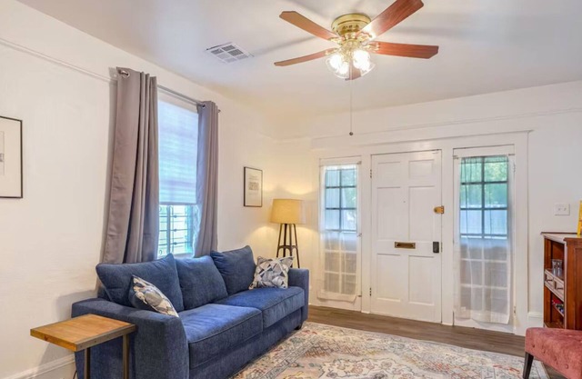 Historic NOLA Mid City Shotgun home. Quick walk to Streetcar line & Cemeteries