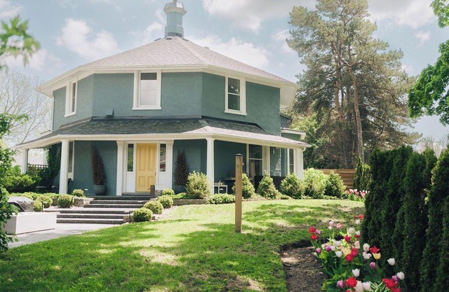 Historic Octagon House! Pet Friendly. Heart of Picton. 5 bedrooms/5.5 bathrooms