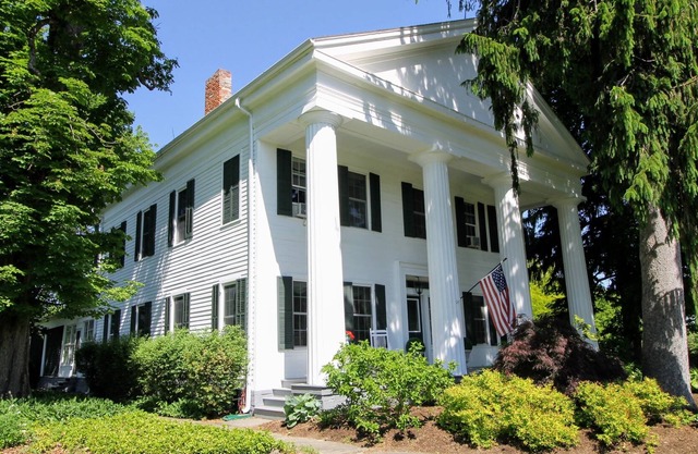 Historic "Pillar" Estate. Minutes from Taughannock Falls-Lake Cayuga-Wine Trail